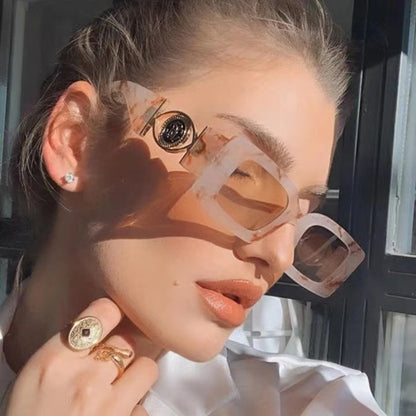 2022 Neue Retro Quadratische Sonnenbrille für Damen und Herren mit Blumendekoration, Modische Damen Sonnenbrille, Trendige Shading Eyewear UV400 - Marke KARENHEATHER